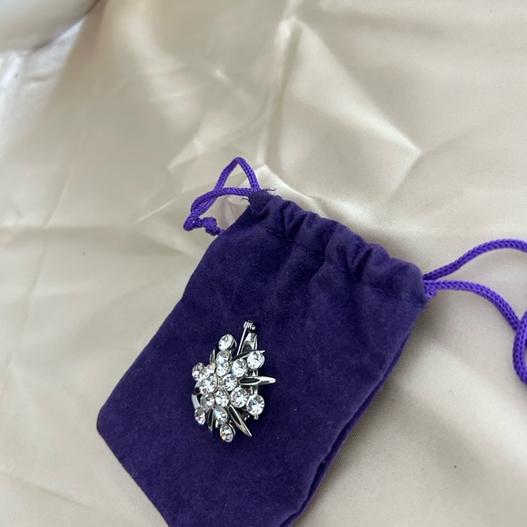 Sparkling Crystal Brooch - Picture 4 of 8